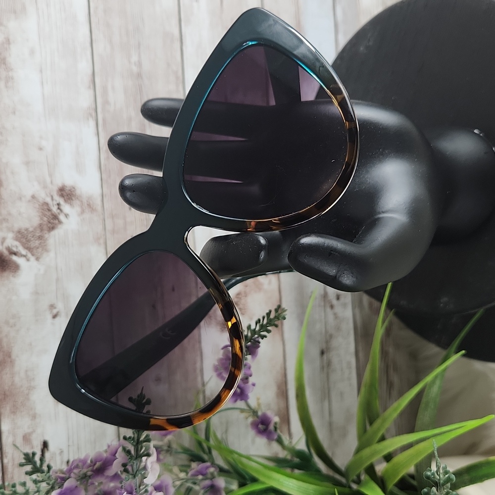 Fashion Sunglasses, women's green and Tortoise shell sunglasses.